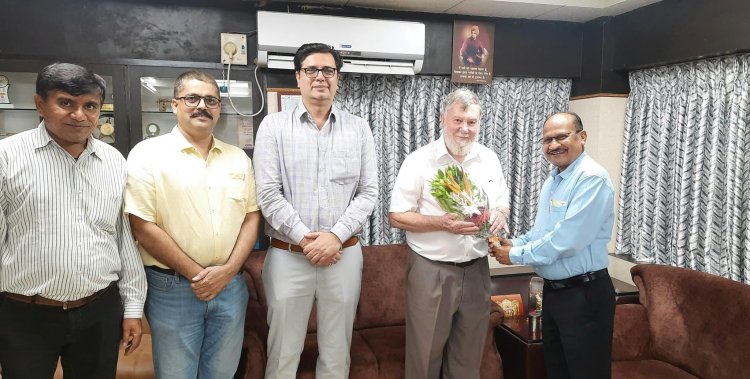 Hon’ble Vice Chancellor Dr. Z. P. Patel had fruitful meeting with Dr. Robert Spoonerhart, Scientist, Western Sydney University, Australia on November 5, 2022.