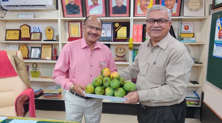 Principal- Horticulture Polytechnic Navsari presented off-season Alphonso mango to Hon’ble Vice-Chancellor