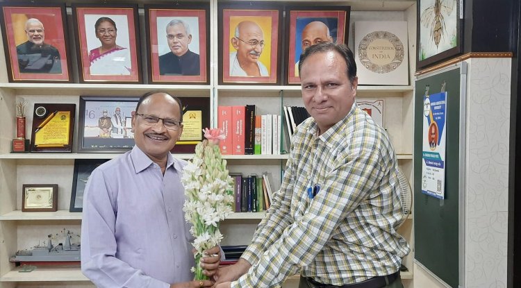 Dr. S. L. Chawla, Associate Professor presented the tuberose and torch ginger flowers to Hon'ble Vice-Chancellor Dr. Z. P. Patel and discussed about the different field experiments.