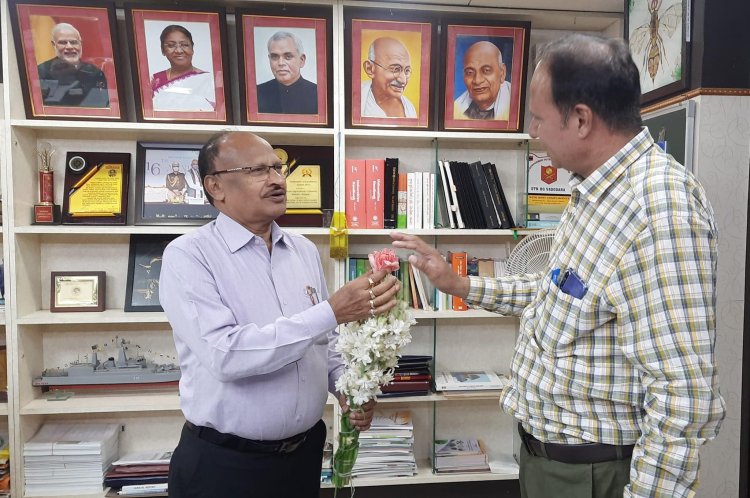 Dr. S. L. Chawla, Associate Professor presented the tuberose and torch ginger flowers to Hon'ble Vice-Chancellor Dr. Z. P. Patel and discussed about the different field experiments.