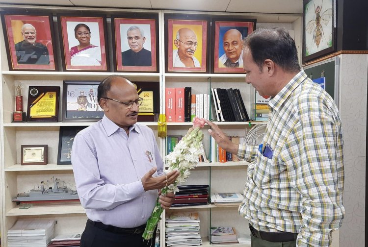 Dr. S. L. Chawla, Associate Professor presented the tuberose and torch ginger flowers to Hon'ble Vice-Chancellor Dr. Z. P. Patel and discussed about the different field experiments.