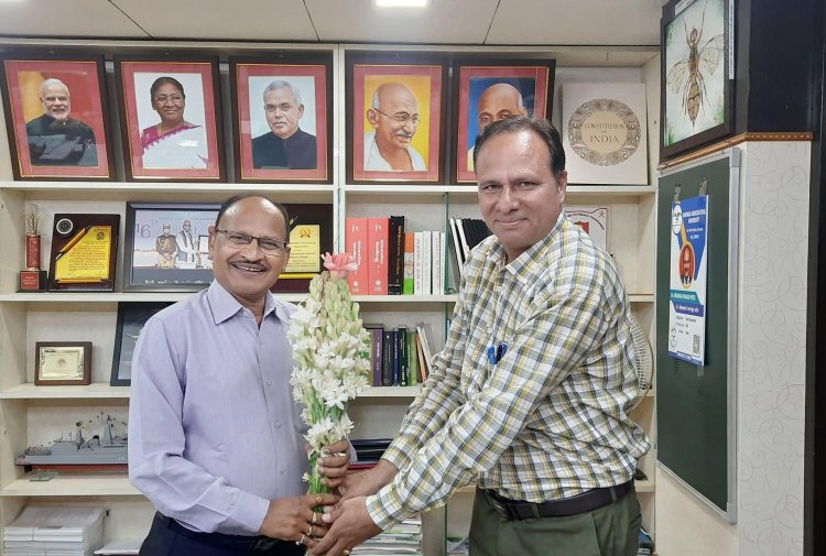 Dr. S. L. Chawla, Associate Professor presented the tuberose and torch ginger flowers to Hon'ble Vice-Chancellor Dr. Z. P. Patel and discussed about the different field experiments.