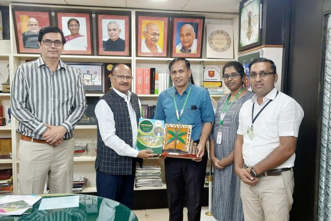Dr. Ravi Bhat, Project Coordinator, AICRP (Palms) along with Dr. S. Sumitha, Scientist, CPCRI, ICAR, Kasaragod, Kerala paid visit to Hon’ble Vice-Chancellor Dr. Z. P. Patel.