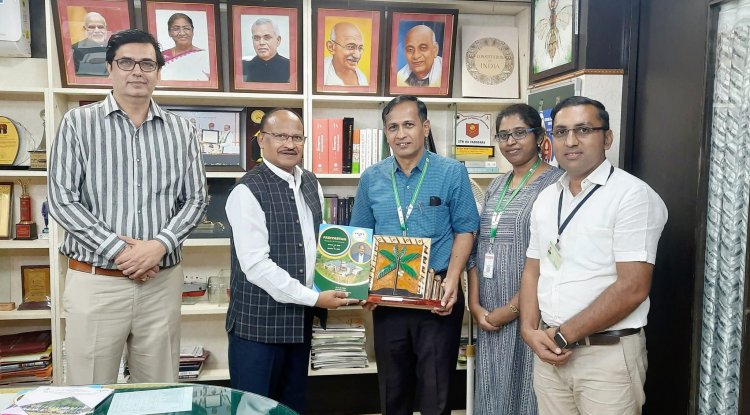 Dr. Ravi Bhat, Project Coordinator, AICRP (Palms) along with Dr. S. Sumitha, Scientist, CPCRI, ICAR, Kasaragod, Kerala paid visit to Hon’ble Vice-Chancellor Dr. Z. P. Patel.