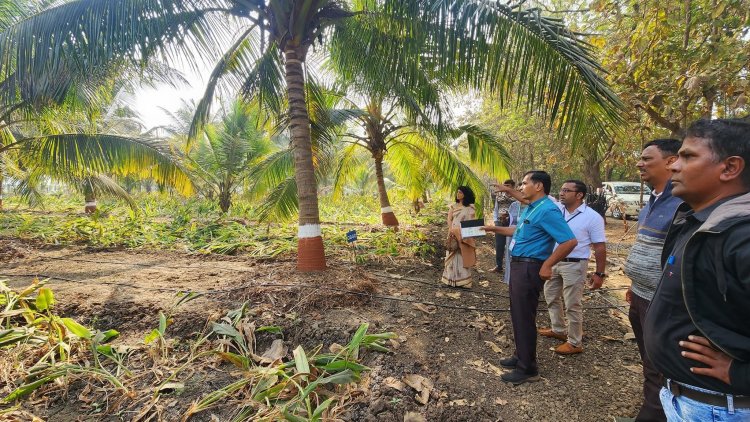 Dr. Ravi Bhat, Project Coordinator, AICRP (Palms) along with Dr. S. Sumitha, Scientist, CPCRI, ICAR, Kasaragod, Kerala paid visit to Hon’ble Vice-Chancellor Dr. Z. P. Patel.