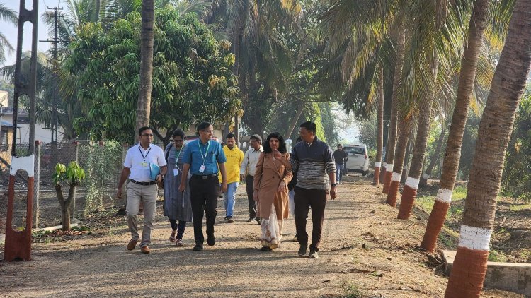 Dr. Ravi Bhat, Project Coordinator, AICRP (Palms) along with Dr. S. Sumitha, Scientist, CPCRI, ICAR, Kasaragod, Kerala paid visit to Hon’ble Vice-Chancellor Dr. Z. P. Patel.