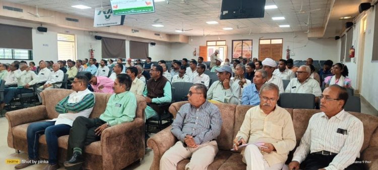 Hon'ble Vice-Chancellor Dr. Z. P. Patel inaugurated the Training-cum-Workshop of 'Master Trainers of Natural Farming' orgainized by Gujarat Natural Farming and Organic Agricultural University at Navsari during February 7-8, 2023.