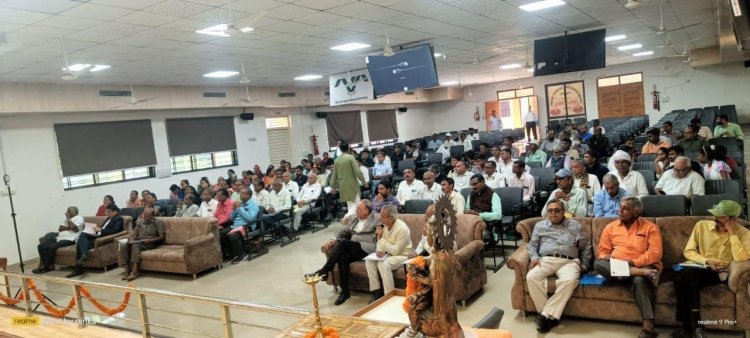 Hon'ble Vice-Chancellor Dr. Z. P. Patel inaugurated the Training-cum-Workshop of 'Master Trainers of Natural Farming' orgainized by Gujarat Natural Farming and Organic Agricultural University at Navsari during February 7-8, 2023.