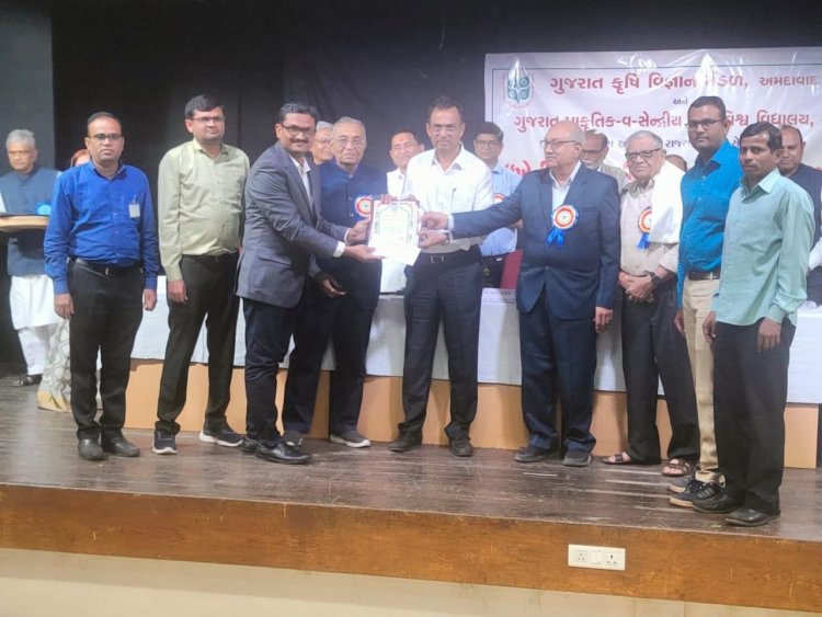 Hon’ble Vice-Chancellor Dr. Z. P. Patel felicitated Dr. Harshal E. Patil and his team of Hill Millet Research Station, Waghai, on being conferred with Sadvichar Parivar Award (2020).