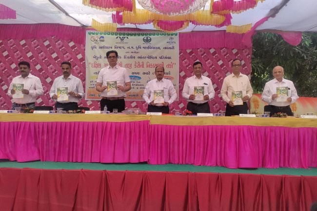 Hon’ble Vice-Chancellor Dr. Z. P. Patel inaugurated the one-day seminar on ‘Export Opportunities of Fresh Mango from South Gujarat’ organized by the Department of Agricultural Economics, NMCA in association with Planning Cell, Director of Research and Agricultural Experimental Station, Paria.