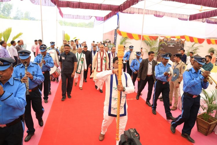 The 18th Annual Convocation of Navsari Agricultural University was held today. Hon’ble Governorshri of Gujarat, Chancellor of the University and President of the function Shri Acharya Devvrat ji conferred degrees to the University graduates.