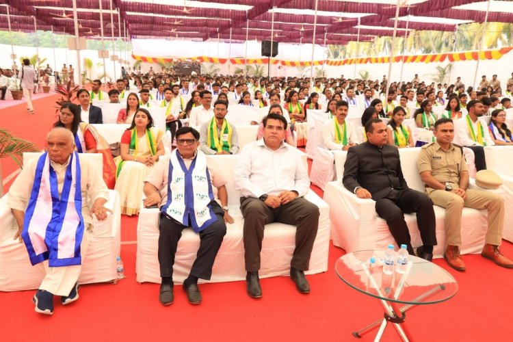 The 18th Annual Convocation of Navsari Agricultural University was held today. Hon’ble Governorshri of Gujarat, Chancellor of the University and President of the function Shri Acharya Devvrat ji conferred degrees to the University graduates.