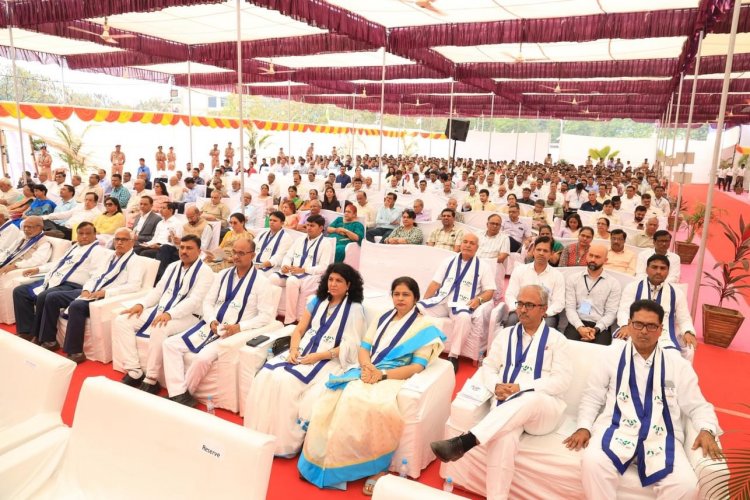 The 18th Annual Convocation of Navsari Agricultural University was held today. Hon’ble Governorshri of Gujarat, Chancellor of the University and President of the function Shri Acharya Devvrat ji conferred degrees to the University graduates.