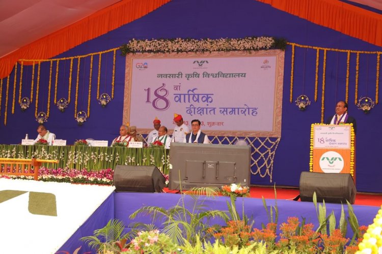 The 18th Annual Convocation of Navsari Agricultural University was held today. Hon’ble Governorshri of Gujarat, Chancellor of the University and President of the function Shri Acharya Devvrat ji conferred degrees to the University graduates.