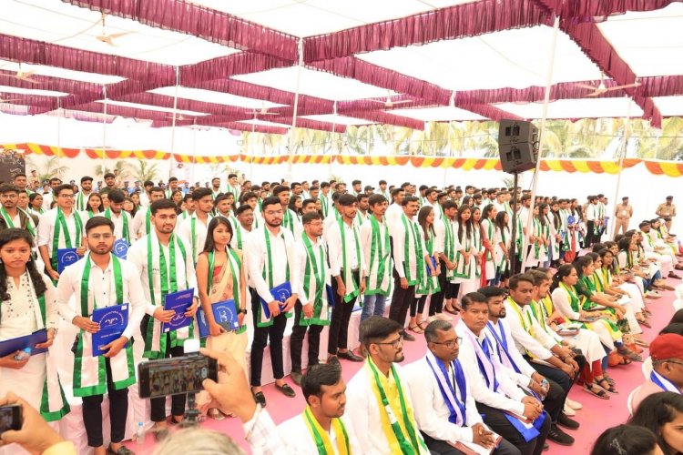 The 18th Annual Convocation of Navsari Agricultural University was held today. Hon’ble Governorshri of Gujarat, Chancellor of the University and President of the function Shri Acharya Devvrat ji conferred degrees to the University graduates.