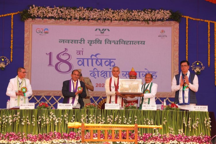 The 18th Annual Convocation of Navsari Agricultural University was held today. Hon’ble Governorshri of Gujarat, Chancellor of the University and President of the function Shri Acharya Devvrat ji conferred degrees to the University graduates.