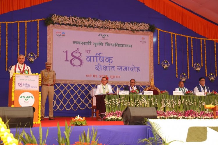 The 18th Annual Convocation of Navsari Agricultural University was held today. Hon’ble Governorshri of Gujarat, Chancellor of the University and President of the function Shri Acharya Devvrat ji conferred degrees to the University graduates.