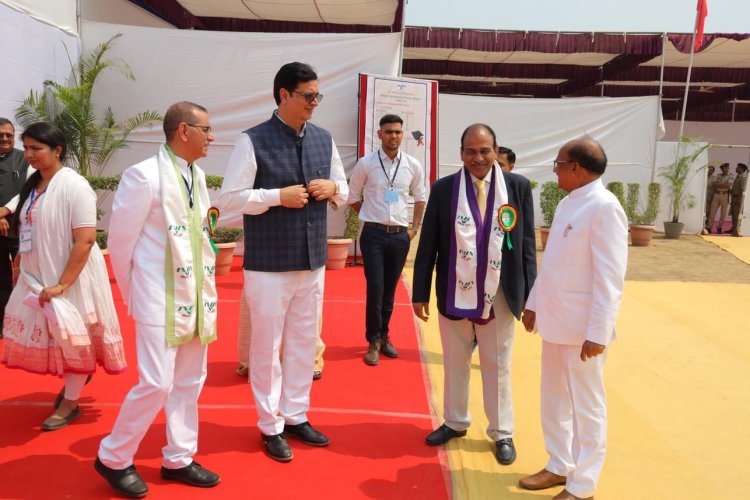 The 18th Annual Convocation of Navsari Agricultural University was held today. Hon’ble Governorshri of Gujarat, Chancellor of the University and President of the function Shri Acharya Devvrat ji conferred degrees to the University graduates.