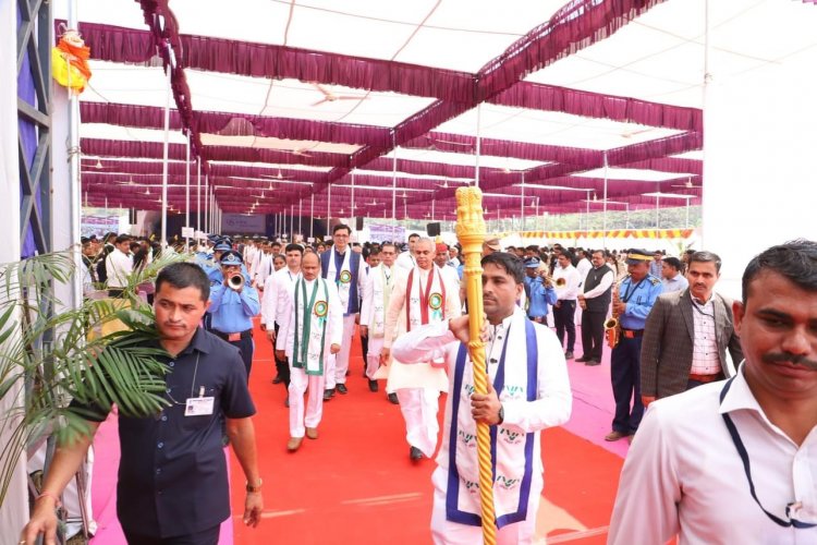 The 18th Annual Convocation of Navsari Agricultural University was held today. Hon’ble Governorshri of Gujarat, Chancellor of the University and President of the function Shri Acharya Devvrat ji conferred degrees to the University graduates.