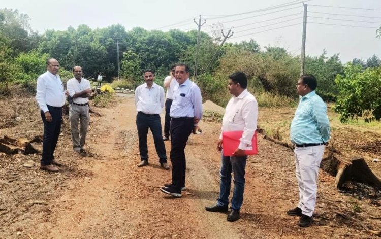 Hon’ble Vice-Chancellor Dr. Z. P. Patel along with Dr. T. R. Ahlawat, DR & Dean PGS; Dr. N. M. Chauhan, DEE and Dr. V. R. Naik, ADR visited the farm of Agriculture Experimental Station, Paria