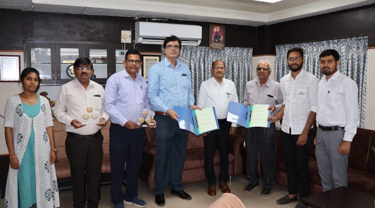 The First of its kind MoU between Navsari Agricultural University and a Private sector seed company INDO US BIOTECH LTD., Ahmedabad, for seed production and marketing of high yielding and medium slender grain rice hybrid GRH-2.