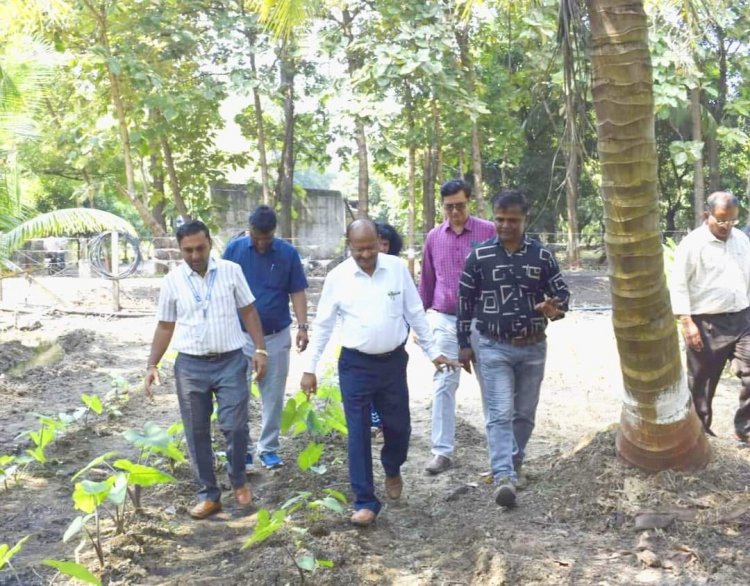 Hon’ble Vice-Chancellor Dr. Z. P. Patel accompanied by Dr. T. R. Ahlawat, Director of Research