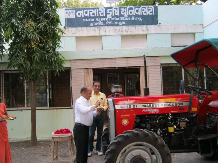 Hon’ble Vice-Chancellor Dr. Z. P. Patel along with Dr. V. R. Naik, ADR visited Cotton Wilt Research Station, Hansot on October 20, 2023.