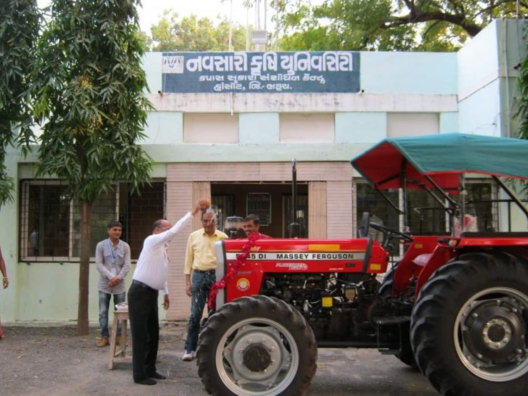 Hon’ble Vice-Chancellor Dr. Z. P. Patel along with Dr. V. R. Naik, ADR visited Cotton Wilt Research Station, Hansot on October 20, 2023.