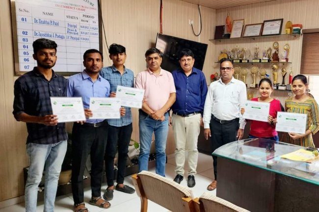 Hon’ble Vice-Chancellor Dr. Z. P. Patel distributed the certificates to the accomplished individuals who successfully completed the three-month certificate course on Mushroom Cultivation