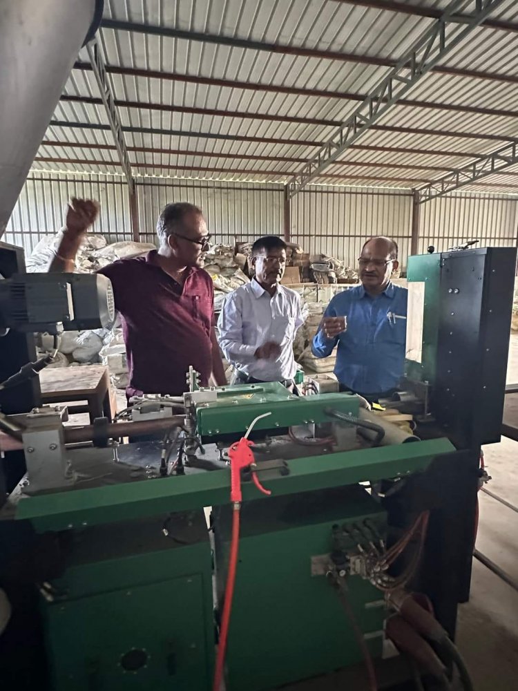 Hon’ble Vice-Chancellor Dr. Z. P. Patel along with Dr. Harshaben Patel paid a visit to the farm owned by Shri Jayeshbhai Patel, a revered progressive farmer and recipient of National and State-level awards, situated in Village Bharadia, Taluka-Valia, Dist- Bharuch 