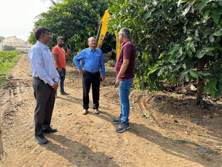 Hon’ble Vice-Chancellor Dr. Z. P. Patel along with Dr. Harshaben Patel paid a visit to the farm owned by Shri Jayeshbhai Patel, a revered progressive farmer and recipient of National and State-level awards, situated in Village Bharadia, Taluka-Valia, Dist- Bharuch 