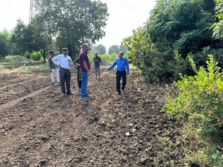 Hon’ble Vice-Chancellor Dr. Z. P. Patel along with Dr. Harshaben Patel paid a visit to the farm owned by Shri Jayeshbhai Patel, a revered progressive farmer and recipient of National and State-level awards, situated in Village Bharadia, Taluka-Valia, Dist- Bharuch 