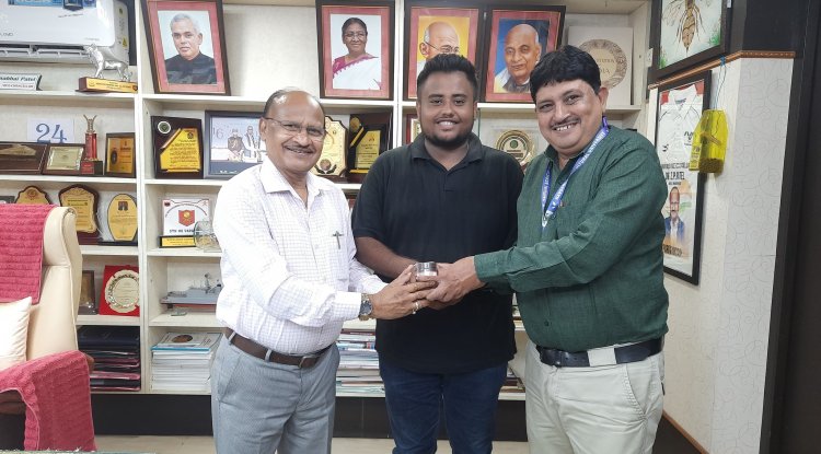 Hon’ble Vice-Chancellor Dr. Z. P. Patel appreciated the budding entrepreneur Mr. Aditya Trivedi, a final year student from College of Agriculture, Waghai.