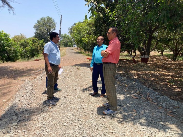 Hon’ble Vice-Chancellor Dr. Z. P. Patel along with Dr. Vikas Naik, ADR visited the Agricultural Experimental Station (AES), Paria on May 09, 2024.