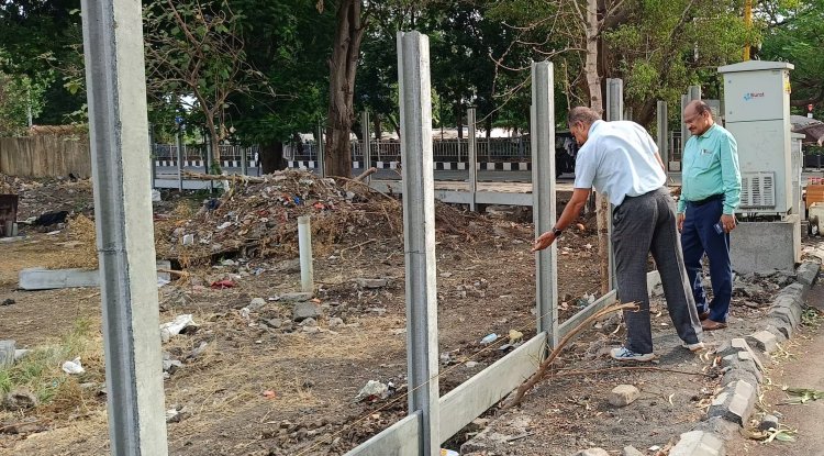 Hon’ble Vice-Chancellor Dr. Z. P. Patel, accompanied by Dr. V. R. Naik, ADR, visited the experimental farms at the Main Sorghum Research Station (MSRS) and the Krishi Vigyan Kendra (KVK) in Surat.