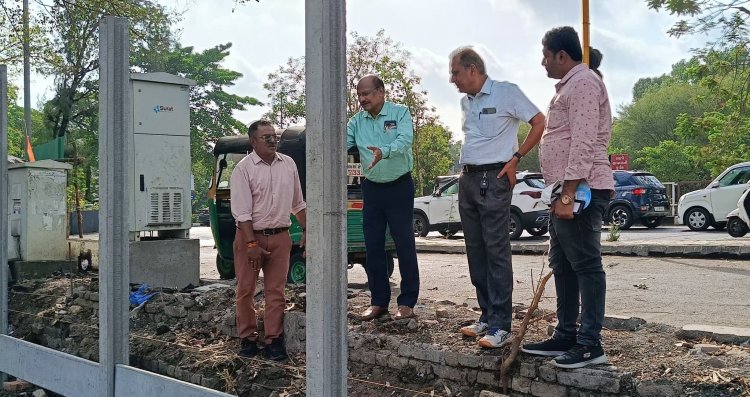 Hon’ble Vice-Chancellor Dr. Z. P. Patel, accompanied by Dr. V. R. Naik, ADR, visited the experimental farms at the Main Sorghum Research Station (MSRS) and the Krishi Vigyan Kendra (KVK) in Surat.