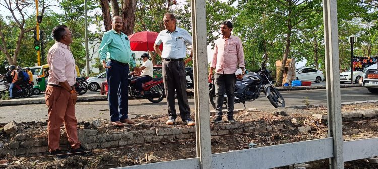 Hon’ble Vice-Chancellor Dr. Z. P. Patel, accompanied by Dr. V. R. Naik, ADR, visited the experimental farms at the Main Sorghum Research Station (MSRS) and the Krishi Vigyan Kendra (KVK) in Surat.