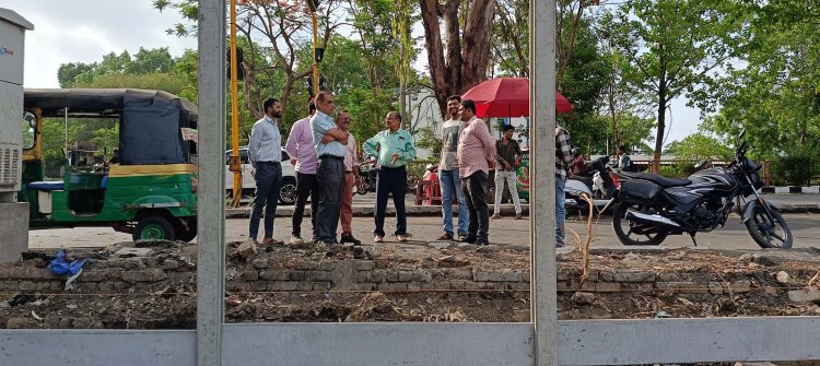 Hon’ble Vice-Chancellor Dr. Z. P. Patel, accompanied by Dr. V. R. Naik, ADR, visited the experimental farms at the Main Sorghum Research Station (MSRS) and the Krishi Vigyan Kendra (KVK) in Surat.