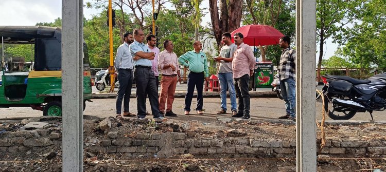 Hon’ble Vice-Chancellor Dr. Z. P. Patel, accompanied by Dr. V. R. Naik, ADR, visited the experimental farms at the Main Sorghum Research Station (MSRS) and the Krishi Vigyan Kendra (KVK) in Surat.