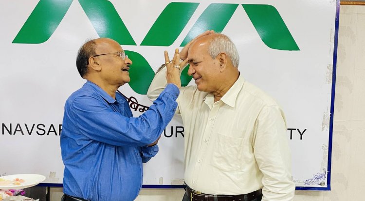 On June 28, 2024, Hon’ble Vice-Chancellor Dr. Z. P. Patel felicitates Er. P. R. Pandey, Executive Engineer, at a farewell function marking his upcoming retirement at the end of June. 