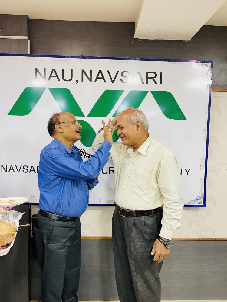 On June 28, 2024, Hon’ble Vice-Chancellor Dr. Z. P. Patel felicitates Er. P. R. Pandey, Executive Engineer, at a farewell function marking his upcoming retirement at the end of June. 