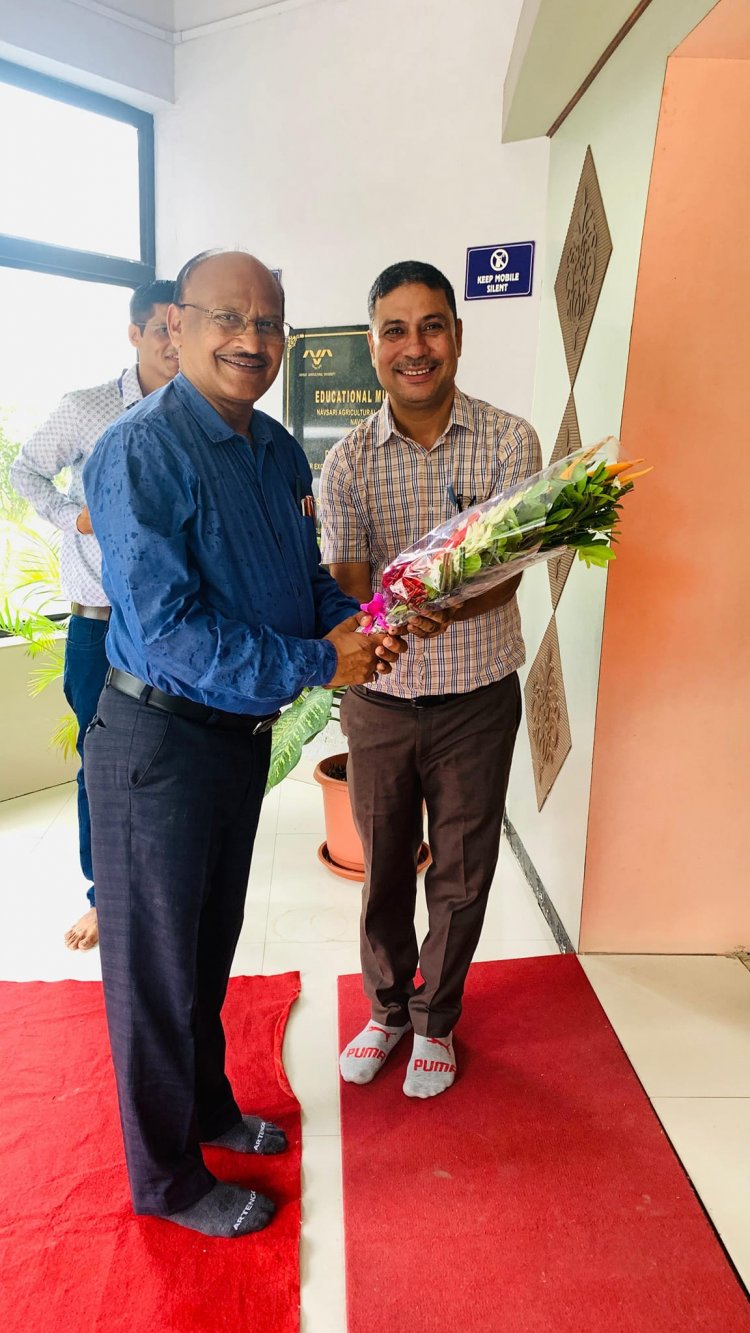 Hon’ble Vice-Chancellor Dr. Z. P. Patel visited the Sardar Smruti Kendra (SSK) and Agricultural Educatorium at Navsari campus along with Dr. Hemant Sharma, Director of Extension Education and Dr. Vipul Shinde, Executive Engineer. Dr. J. N. Zala highlighted the diverse activities being carried out at both the units.