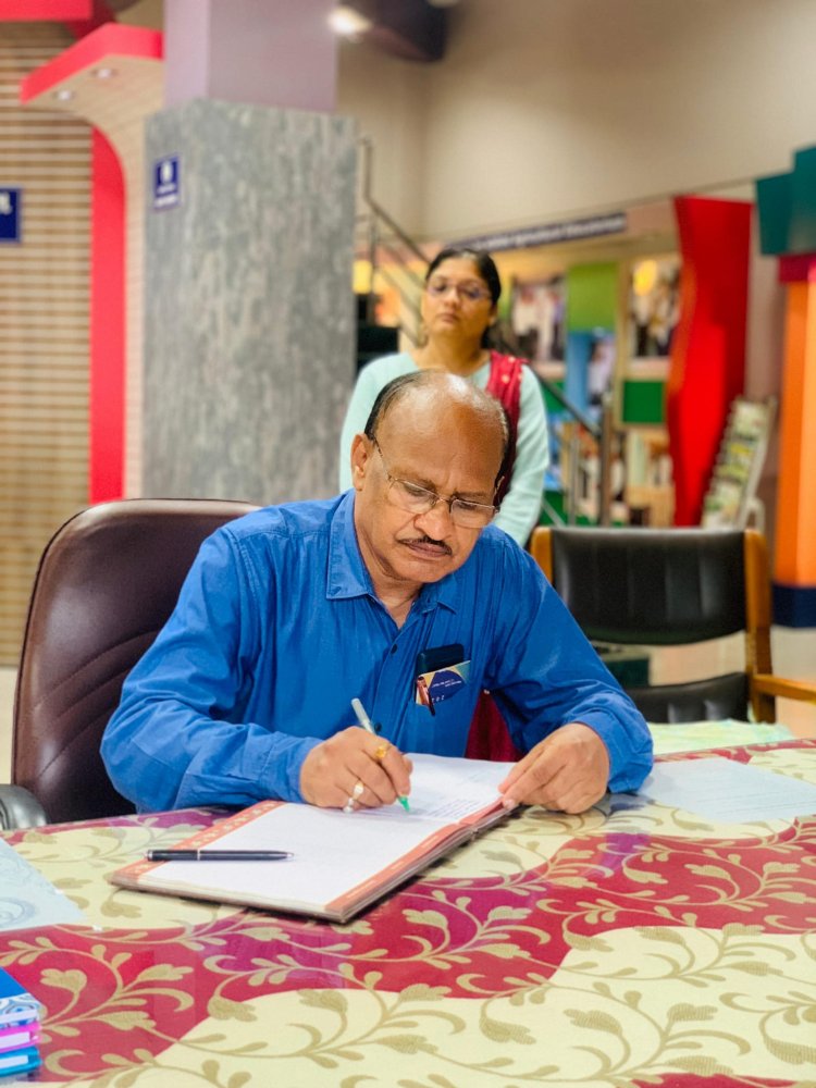 Hon’ble Vice-Chancellor Dr. Z. P. Patel visited the Sardar Smruti Kendra (SSK) and Agricultural Educatorium at Navsari campus along with Dr. Hemant Sharma, Director of Extension Education and Dr. Vipul Shinde, Executive Engineer. Dr. J. N. Zala highlighted the diverse activities being carried out at both the units.