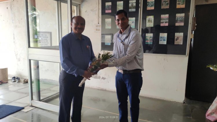 Hon’ble Vice-Chancellor Dr. Z. P. Patel visited the Sardar Smruti Kendra (SSK) and Agricultural Educatorium at Navsari campus along with Dr. Hemant Sharma, Director of Extension Education and Dr. Vipul Shinde, Executive Engineer. Dr. J. N. Zala highlighted the diverse activities being carried out at both the units.