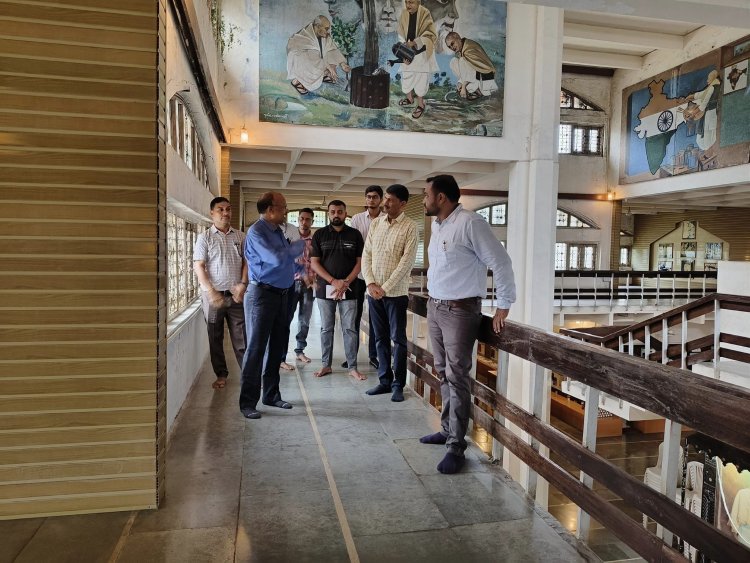 Hon’ble Vice-Chancellor Dr. Z. P. Patel visited the Sardar Smruti Kendra (SSK) and Agricultural Educatorium at Navsari campus along with Dr. Hemant Sharma, Director of Extension Education and Dr. Vipul Shinde, Executive Engineer. Dr. J. N. Zala highlighted the diverse activities being carried out at both the units.