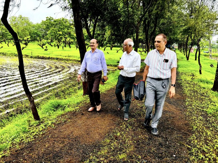 Hon'ble Vice-Chancellor Dr. Z. P. Patel visited Coastal Soil Salinity Research Station, Danti along with Dr. V. R. Naik, Associate Director of Research.