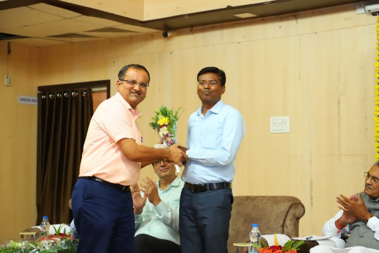 Shri Raghavjibhai Patel, Hon'ble Minister of Agriculture, Animal Husbandry, Cow-Breeding and Fisheries visited NAU Navsari and addressed a large gathering of over 300 teachers, agricultural scientists, and students on August 9, 2024.