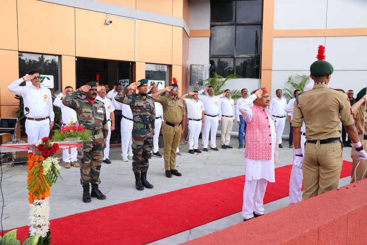 Hon’ble Vice-Chancellor Dr. Z. P. Patel hoists the National Flag at University Bhavan of NAU Navsari to celebrate the 78th Independence Day.