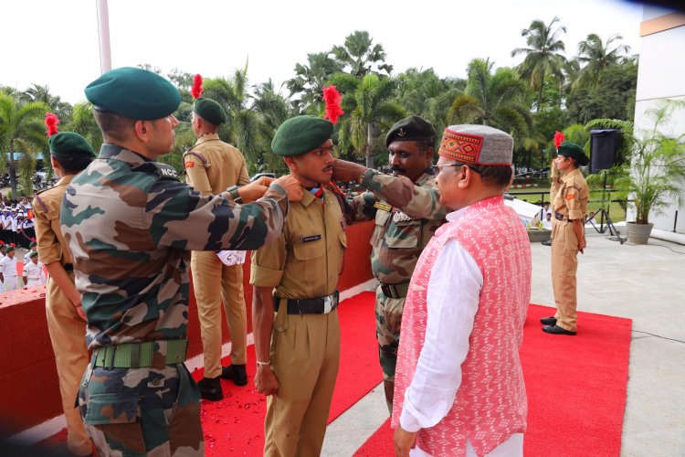 Hon’ble Vice-Chancellor Dr. Z. P. Patel hoists the National Flag at University Bhavan of NAU Navsari to celebrate the 78th Independence Day.