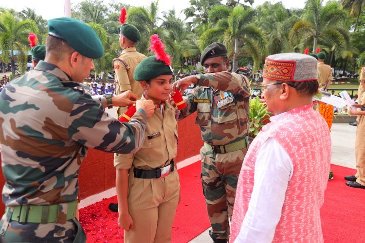 Hon’ble Vice-Chancellor Dr. Z. P. Patel hoists the National Flag at University Bhavan of NAU Navsari to celebrate the 78th Independence Day.